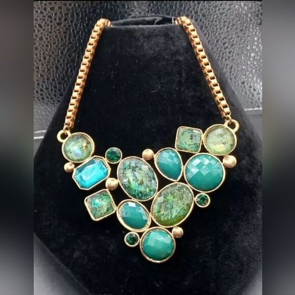 JTV Fauceted Green Blue Goldtone Statement Necklace NWOT - Picture 1 of 4